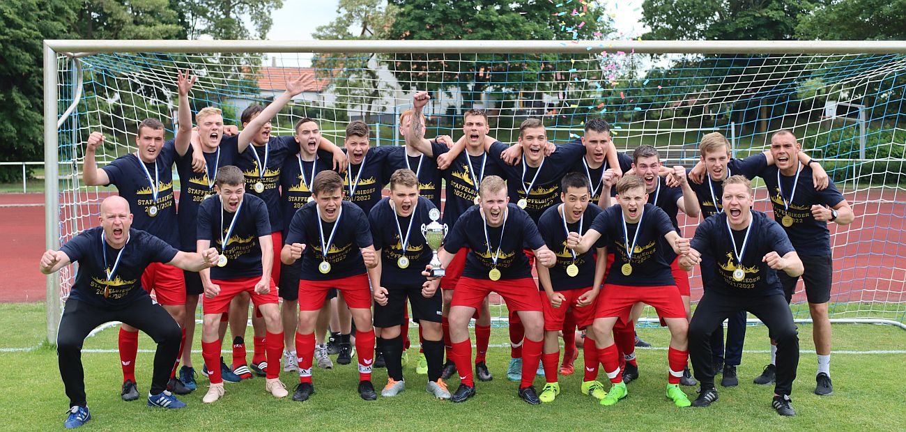A-Junioren feiern ihren Landesliga-Staffelsieg ausgelassen
