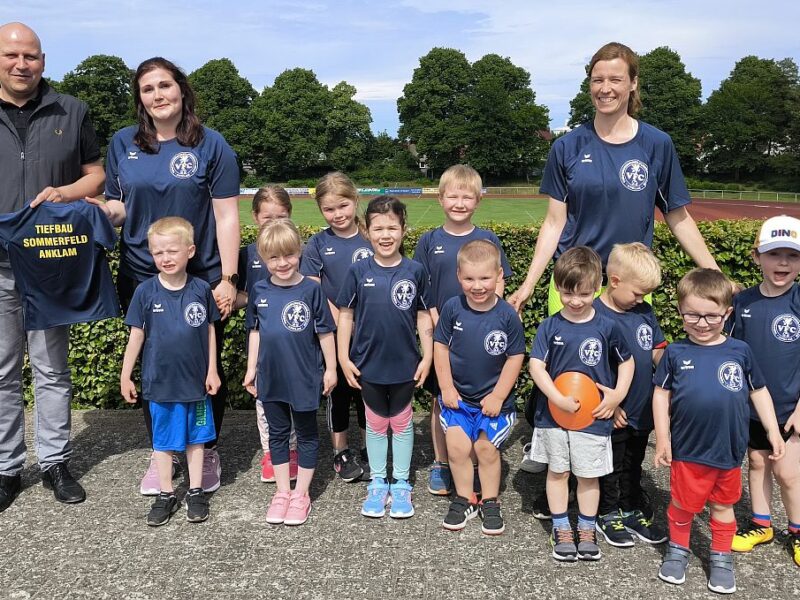 Tiefbau Sommerfeld sponsert Shirts für unsere Kindersportgruppe