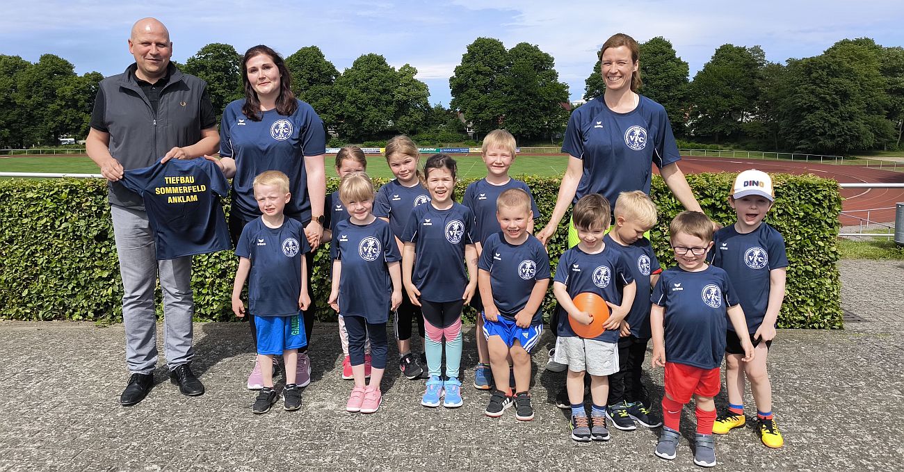 Tiefbau Sommerfeld sponsert Shirts für unsere Kindersportgruppe