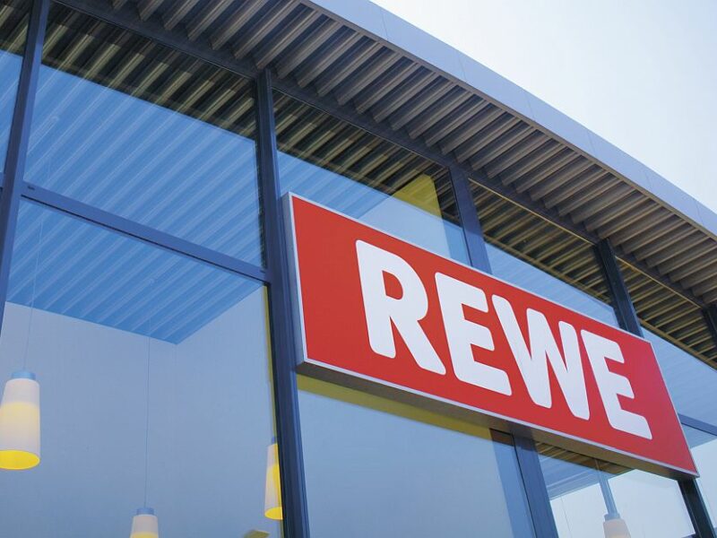 Nachwuchs-Kicker präsentieren sich im REWE-Supermarkt als fleißige Helferlein