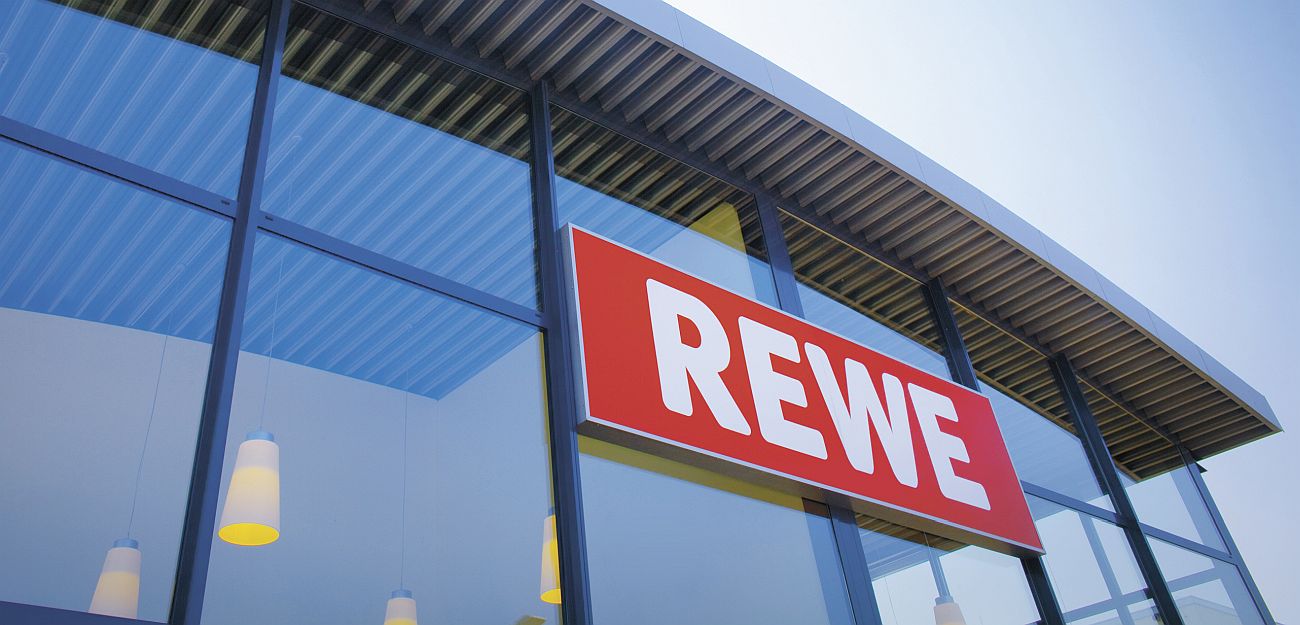 Nachwuchs-Kicker präsentieren sich im REWE-Supermarkt als fleißige Helferlein