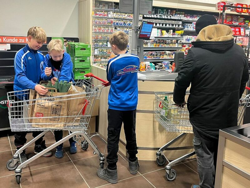 Nachwuchs-Kicker werden im REWE-Markt für ihren Einsatz belohnt