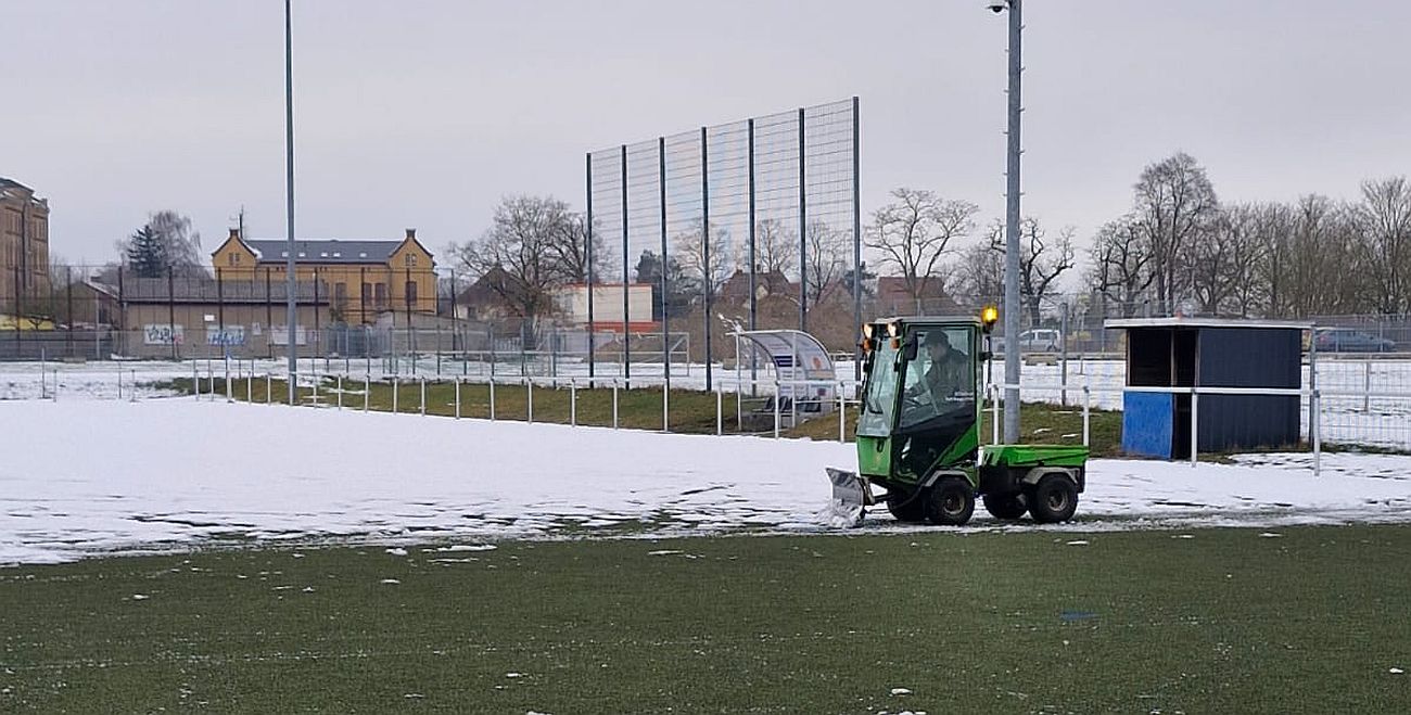 Anklamer Firma Öko-Bau Kluge befreit Kunstrasenplatz vom Schnee